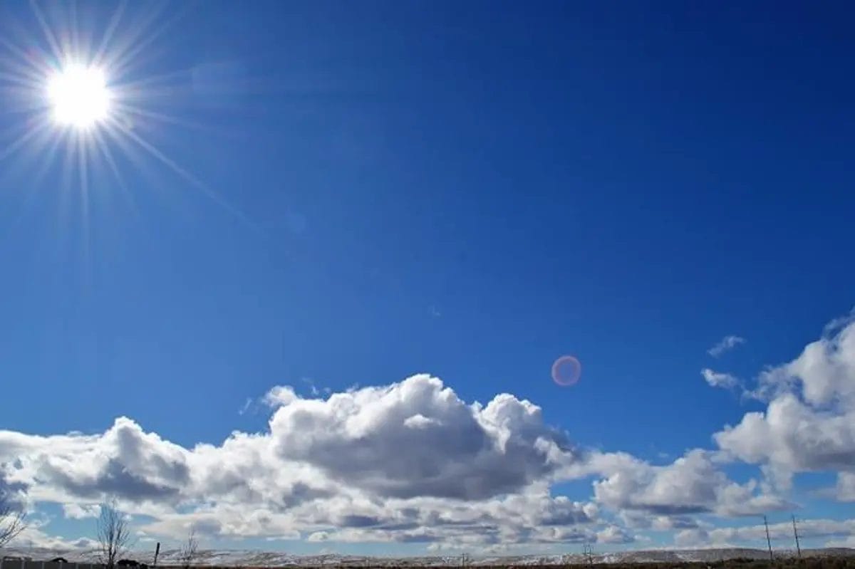 Cielo principalmente soleado con ligeros incrementos nubosos y algunos chubascos aislados, para la tarde