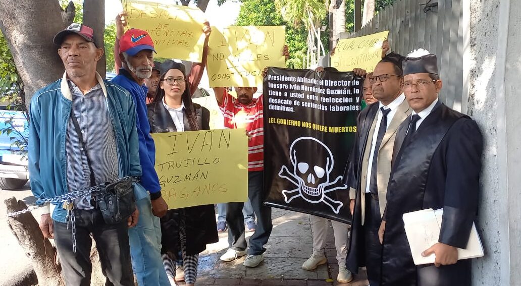 Ex empleados de INESPRE protestan en demanda del pago de sus prestaciones laborales