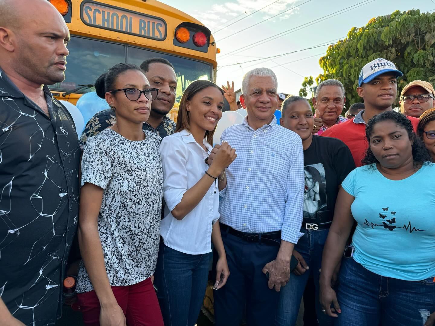 Senador Ricardo de los Santos dona autobuses a estudiantes universitarios de Fantino y La Bija de Cotui