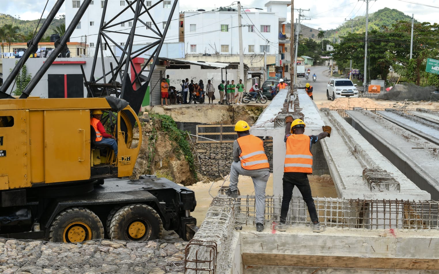 MOPC informa fueron colocadas las vigas sobre nuevo puente unirá a Higüey con La Otra Banda