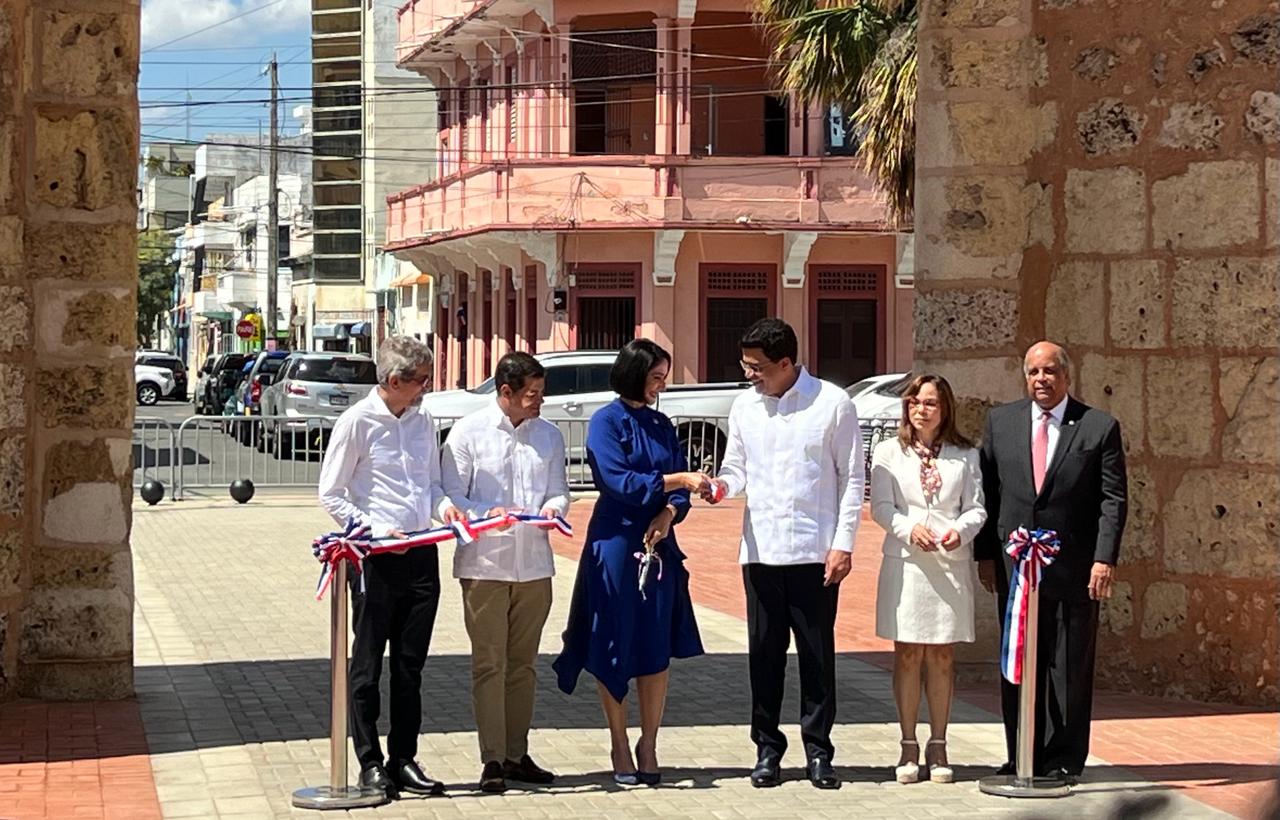 Ministerio de Turismo entrega restaurada la Puerta de la Misericordia