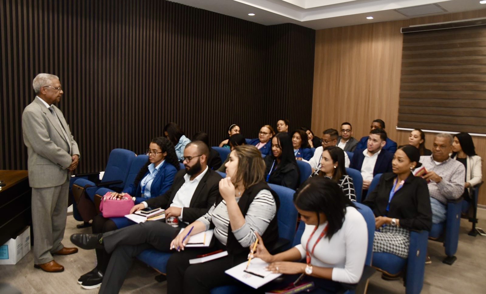 Senado capacita en ortografía a sus colaboradores