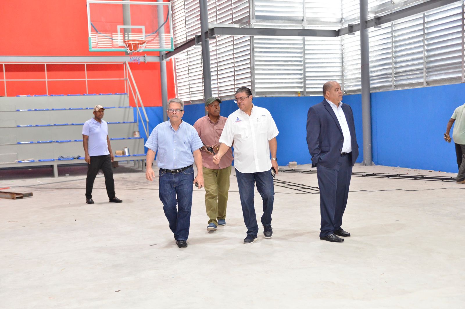 Ministro Camacho supervisa obras deportivas barrio Capotillo en el DN
