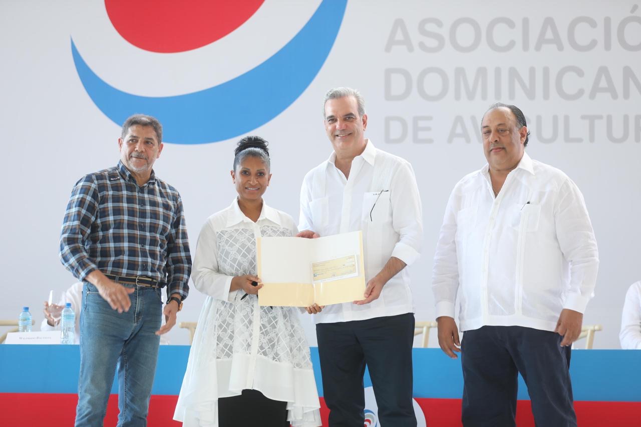 Gobierno entrega en Moca subsidios a pequeños y medianos productores de huevos