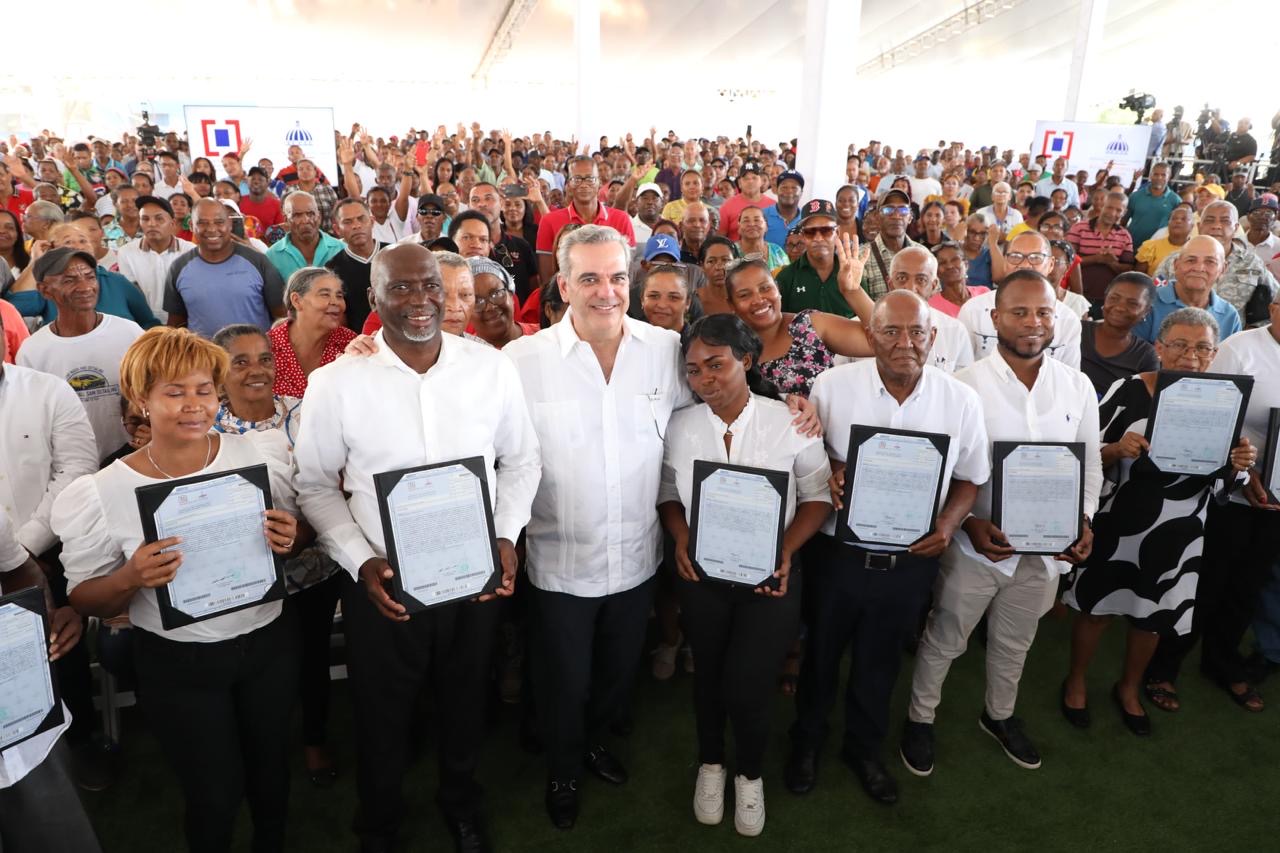 Presidente Abinader entrega 1,130 títulos más en El Tamarindo, Santo Domingo Este, ya son 5,381 los entregados en este sector