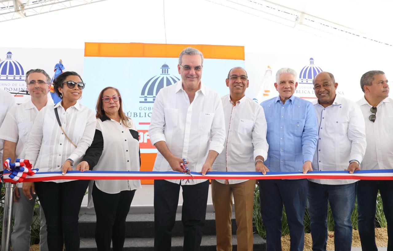 Presidente Abinader deja inaugurado en Santiago la rehabilitación de carretera Navarrete-Montecristi, entrega 300 apartamentos e inicia trabajos sistema de abastecimiento de agua potable