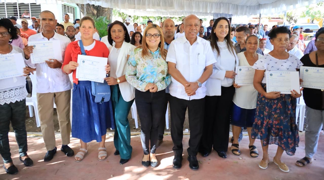 Director IAD entrega 333 títulos provisionales a familias de Sabana Yegua, Azua