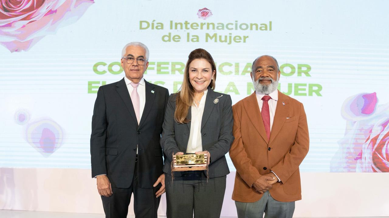 ETED impulsa la participación de la mujer en posiciones de poder; alcaldesa Carolina Mejía ofrece conferencia en acto a la mujer