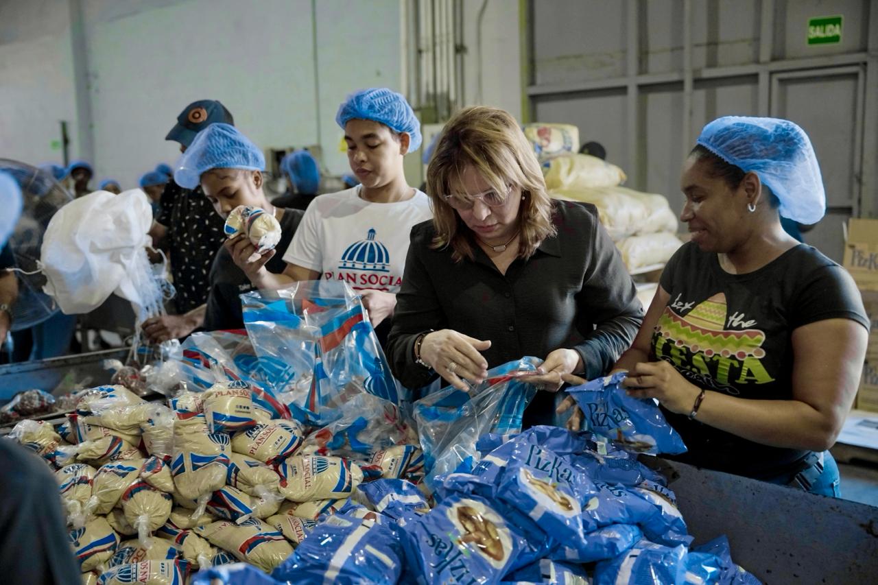 Plan Social entrega más de 800 mil kits Habichuelas con Dulces