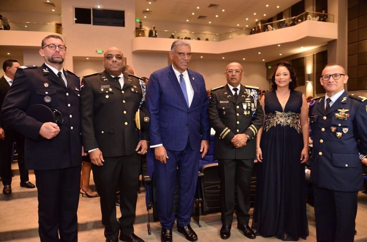 Ministro Vásquez Martínez, director de la Policía Guzmán Peralta y Comisionado García Hernández lideran delegación oficial a exposición de seguridad en Inglaterra