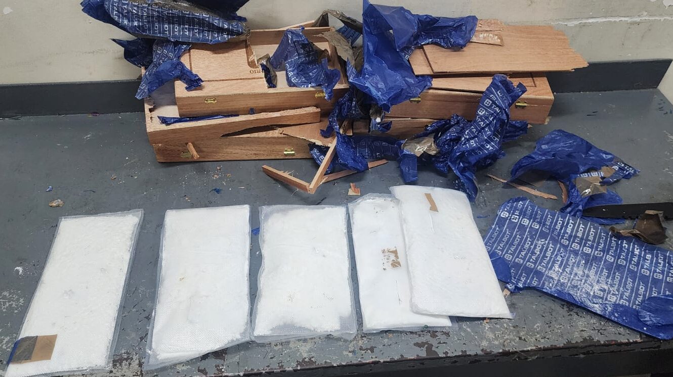 Descubren doble fondo en cajas de tabacos rellenas de cocaína