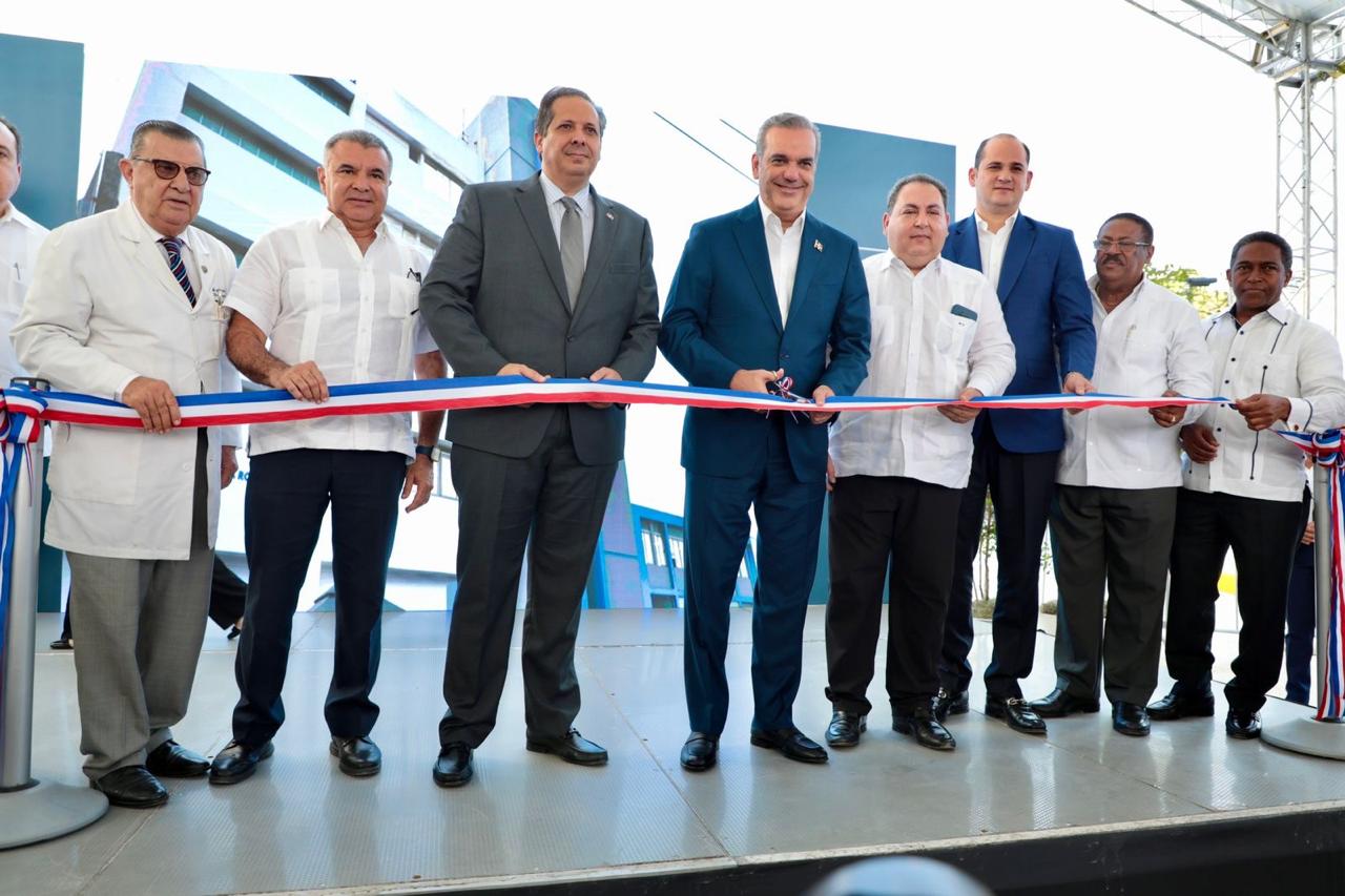 Con gran algarabía médicos, enfermeras y personal administrativo reciben del presidente Abinader remozado Hospital Materno Dra. Evangelina Rodríguez