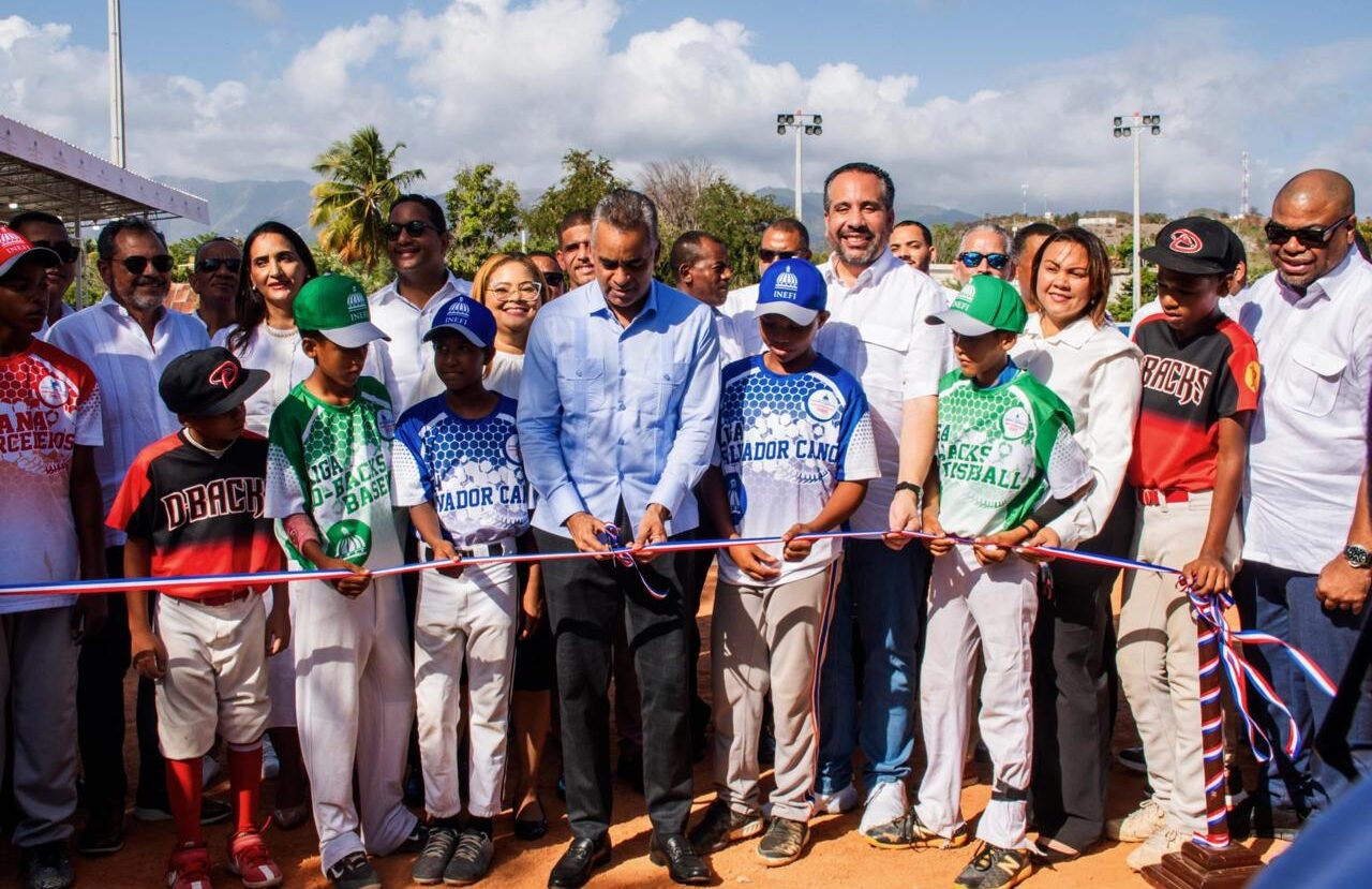 Inefi inaugura estadio de sóftbol Augusto Daneri García, en Azua