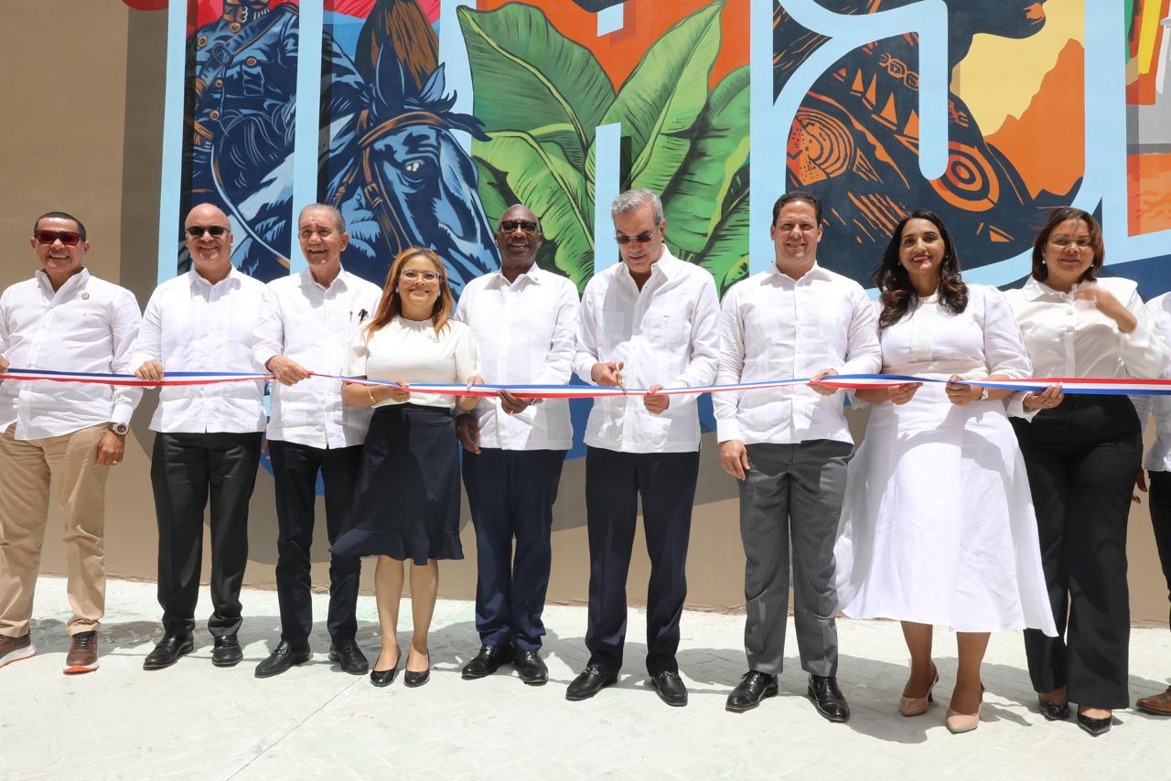 Presidente Abinader inauguró hoy la Ciudad Universitaria en esta ciudad con la cual suman seis las construidas por el actual gobierno, además de ocho extensiones de la UASD en igual número de provincias