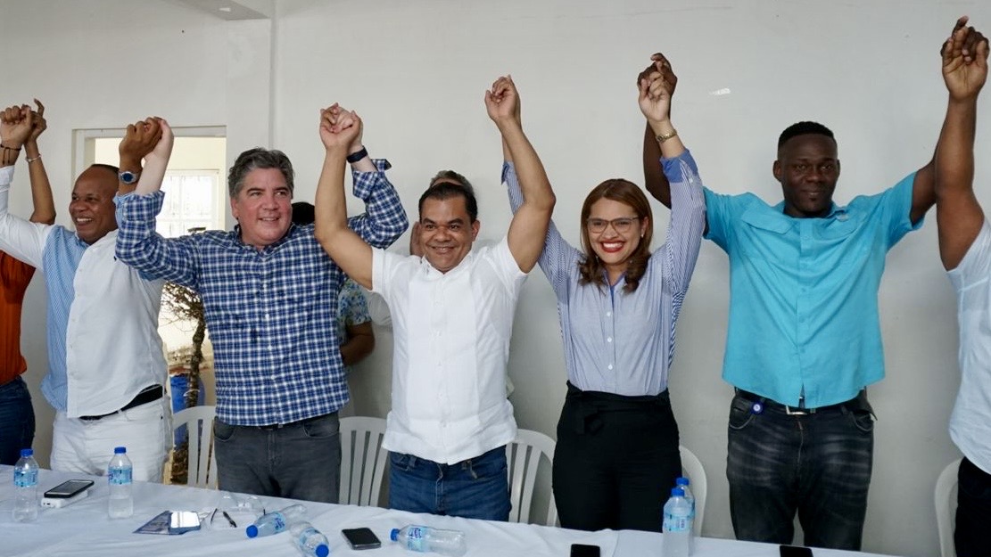 Juramentan en el PRM a excandidata a regidora de la Fuerza del Pueblo y cientos de dirigentes en SDO
