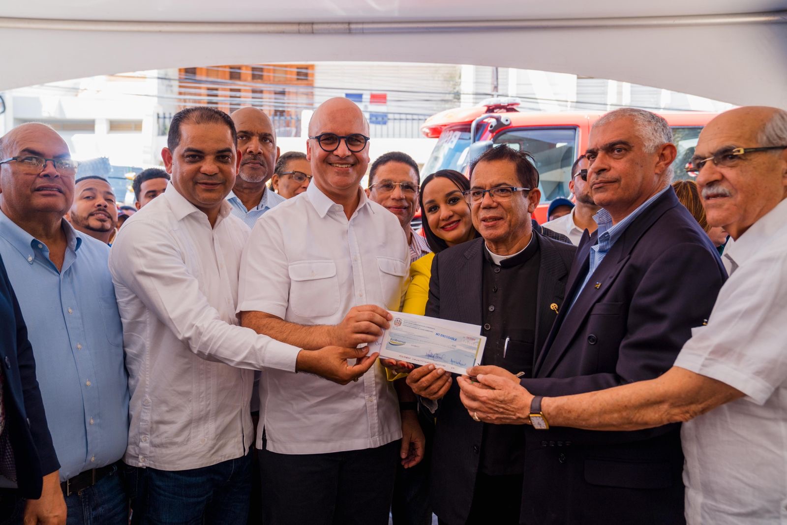 Ministro Igor Rodríguez entrega RD 45 millones a instituciones de Valverde, Santiago Rodríguez y Pedernales