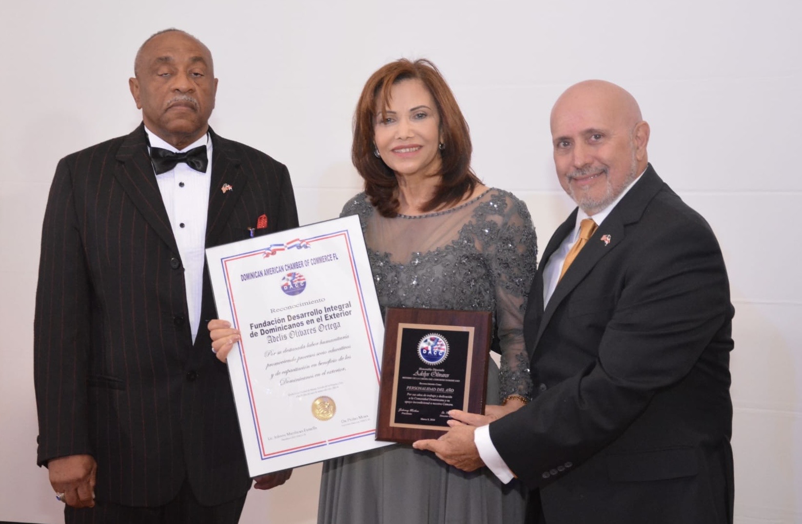 Adelys Olivares recibe reconocimientos por aporte social a dominicanos del exterior