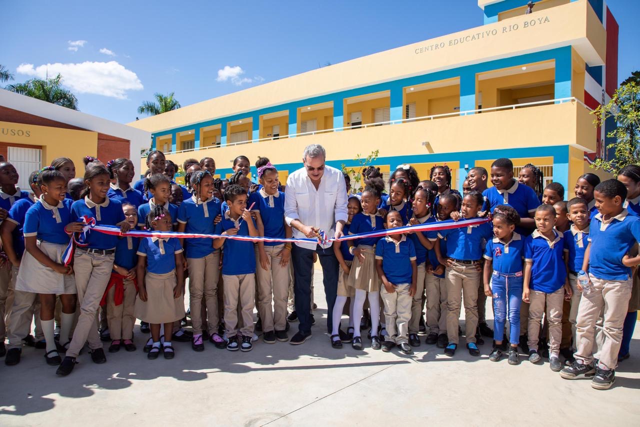 Presidente Abinader inaugura tres centros educativos y un puente en Monte Plata y Santo Domingo Norte; entrega 236 apartamentos en Ciudad Modelo