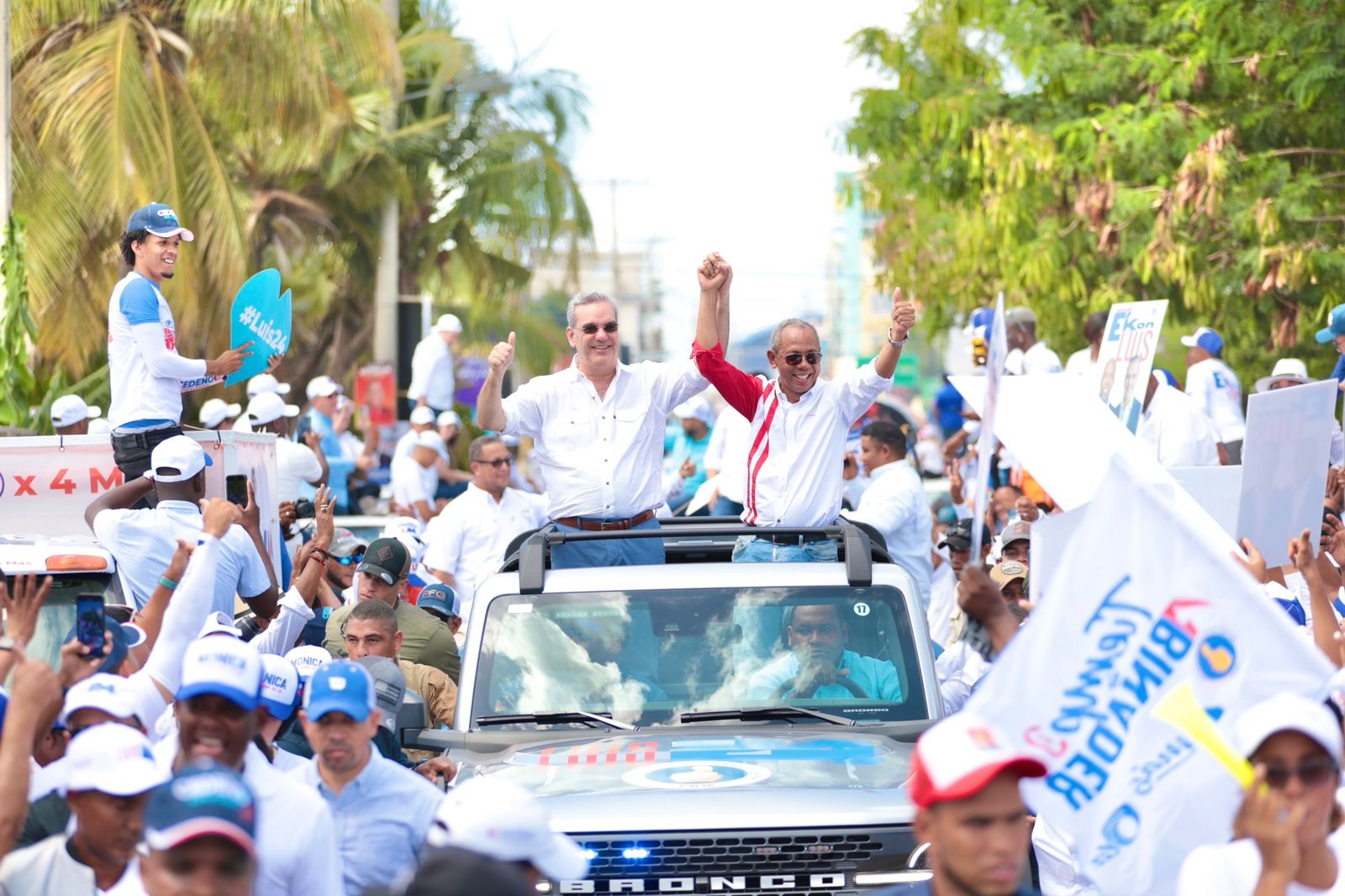 Abinader recorre las calles de la Romana e Higüey junto a perremeista y aliados