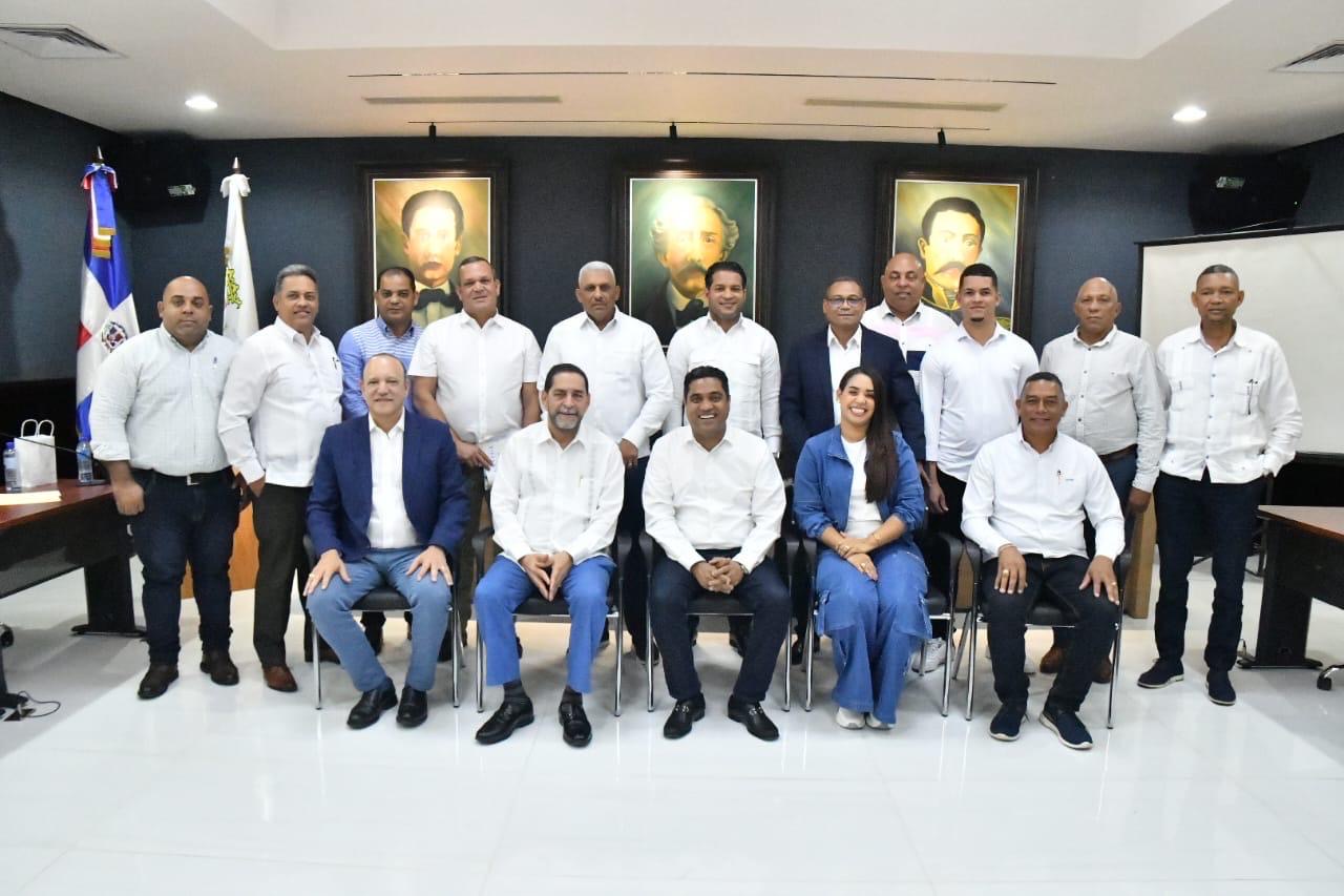 Presidente de Fedomu y alcalde de La Vega realiza intercambio de experiencia con alcaldes electos