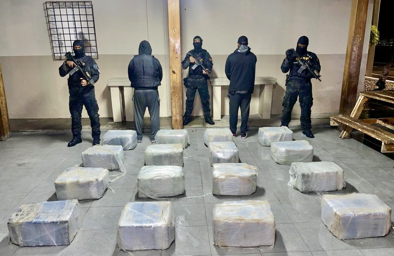 Sigue ofensiva contra el narcotráfico; capturan dos y ocupan 400 paquetes presumiblemente cocaína