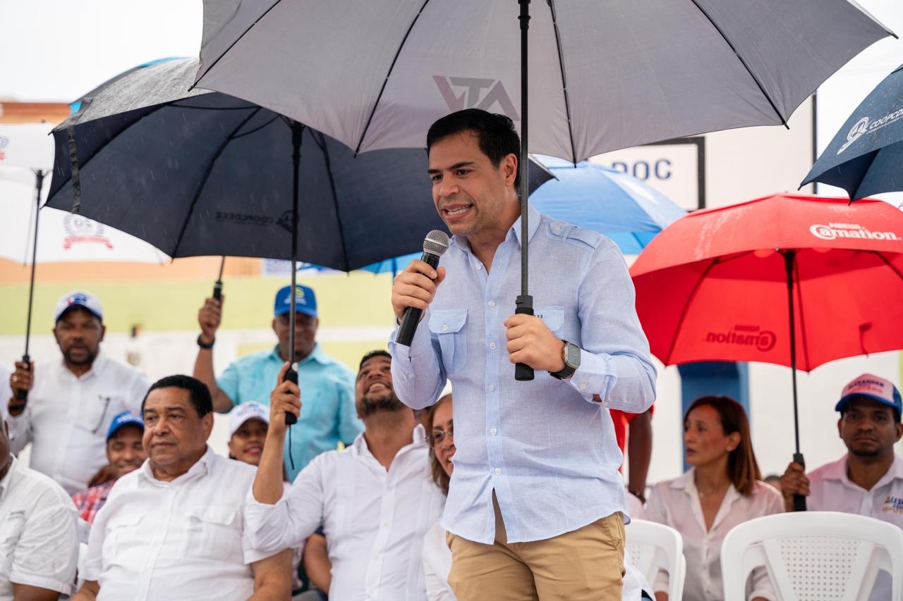 Roberto Ángel recorre San Cristóbal en apoyo a Gustavo Lara y reelección de Abinader