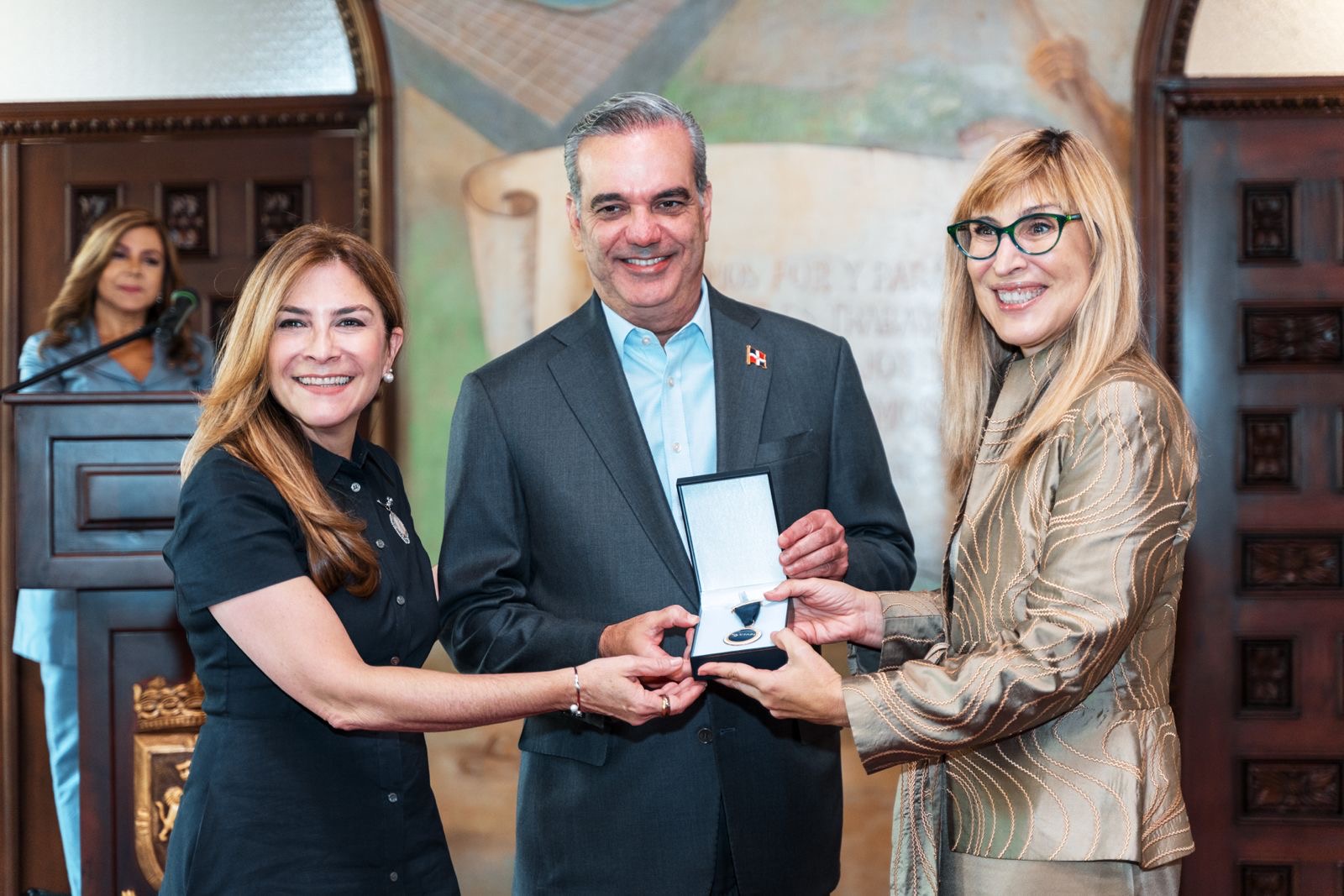 Entregan las primeras medallas de CEAPI al presidente Luis Abinader y al ministro Ito Bisonó