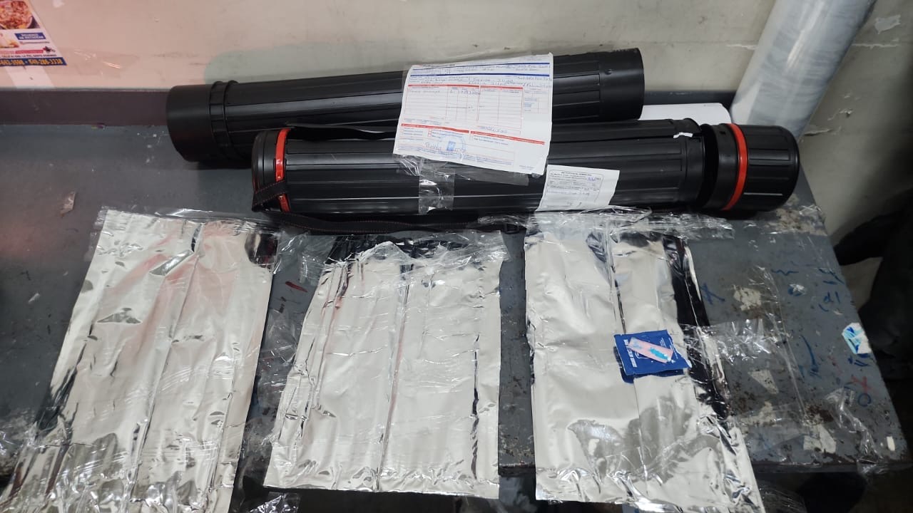 Frustran envío de 16 láminas de cocaína a europa camufladas en relojes de pared y un portaplanos