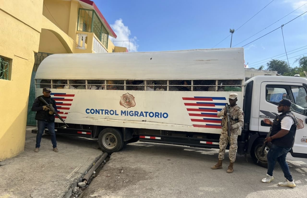 Desmantelan hotel centro de acopio de haitianos en Elías Piña, CESFRONT detiene 72 indocumentados