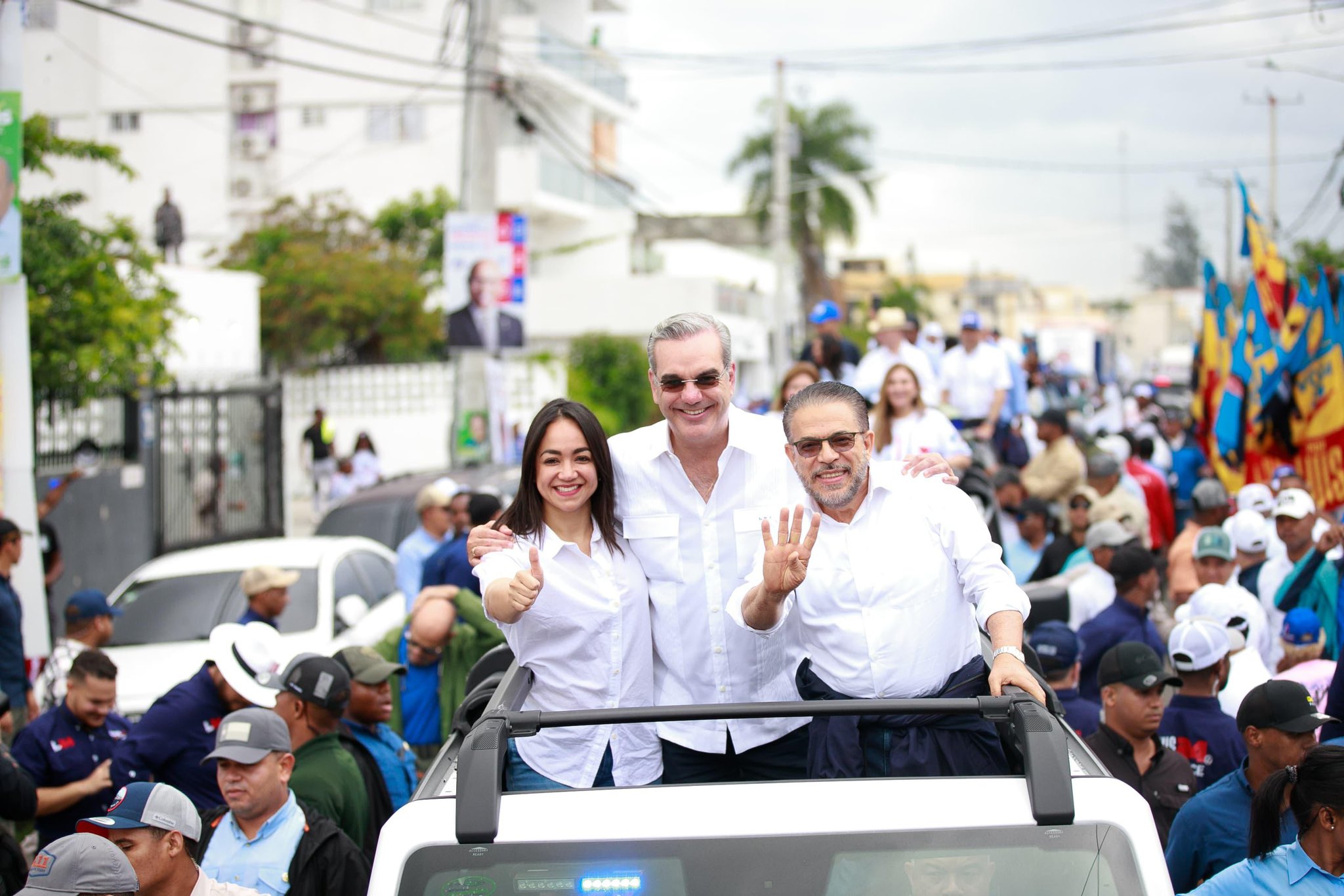Miles de simpatizantes se lanzan a las calles del Distrito Nacional en apoyo de Luis Abinader y candidatos congresionales