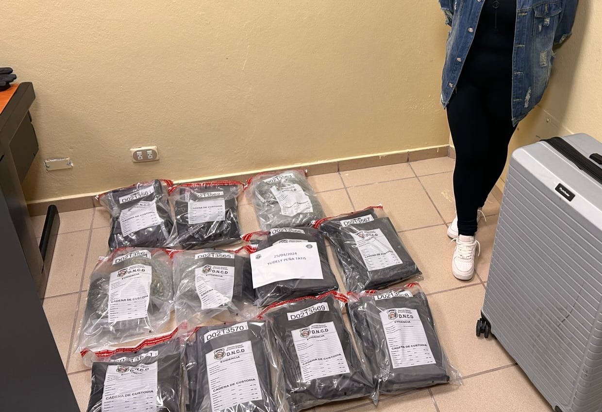 Detienen extranjera en aeropuerto del Cibao con 22 paquetes presumiblemente marihuana
