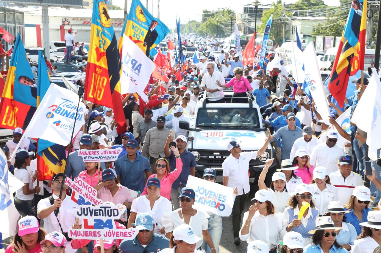 Abinader finaliza recorrido del fin de semana con gran marcha caravana en Puerto Plata