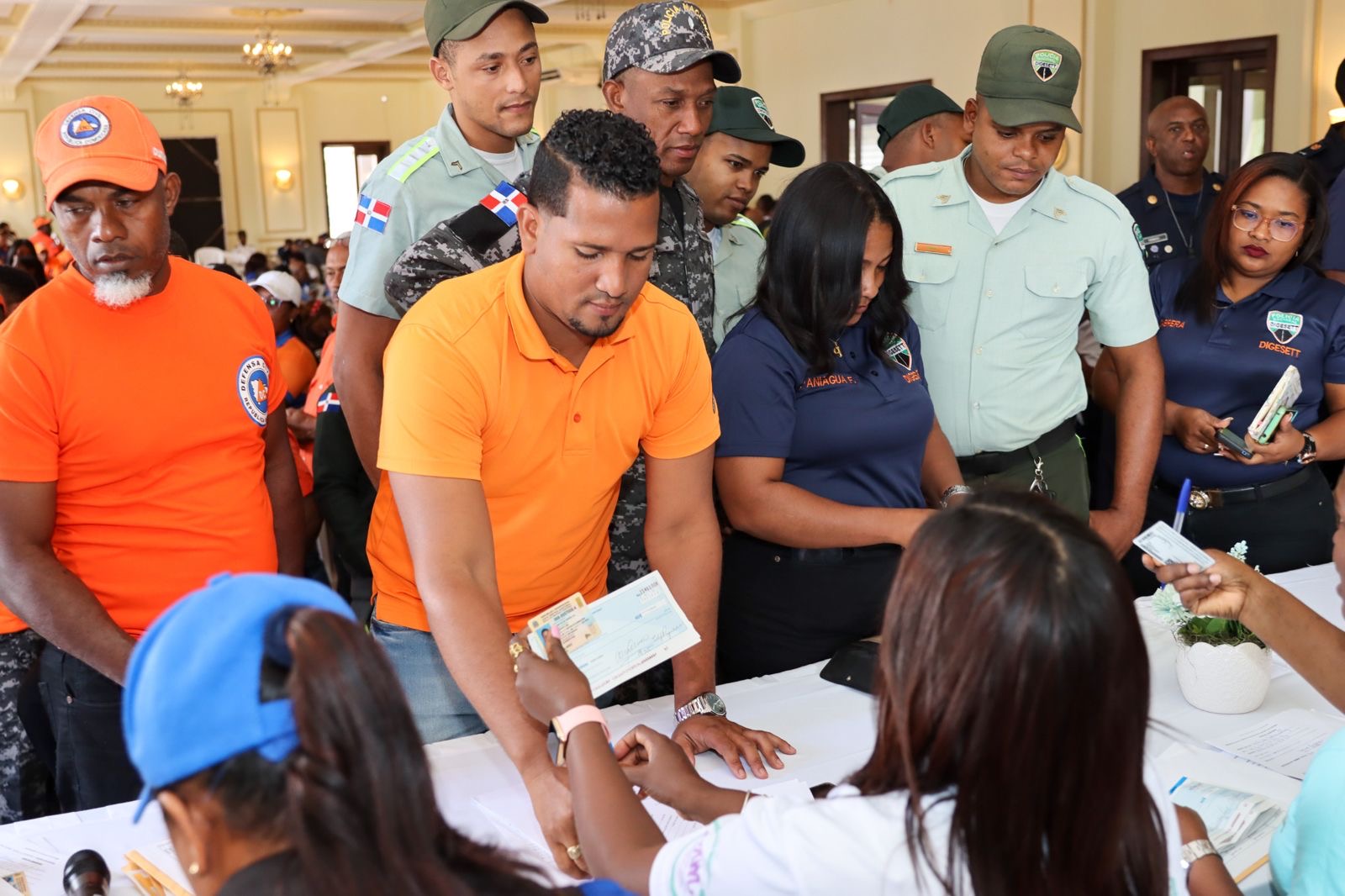 Gobierno entrega Bono de Emergencia socorristas y agentes de orden que trabajaron en siniestro de San Cristóbal