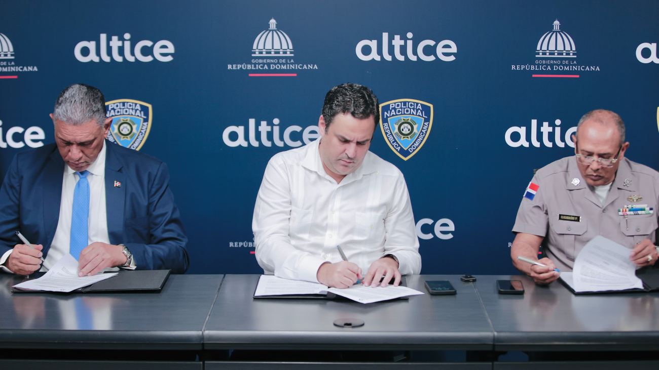 MIP y Altice pactan para fortalecer comunicación agentes de la Policía Nacional y bomberos