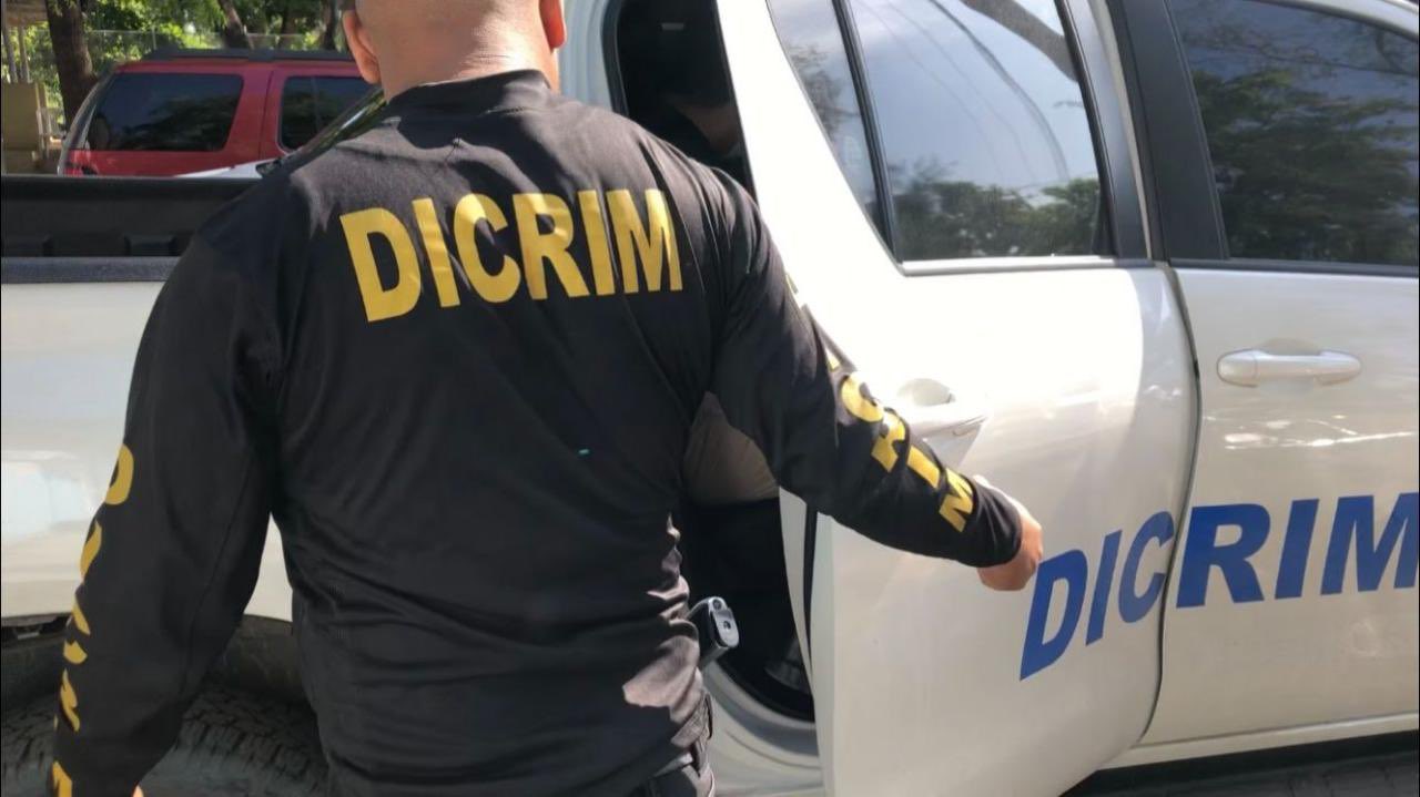 Policía arresta dos hombres sustrayendo mercancías de empresa de embutidos en Navarrete