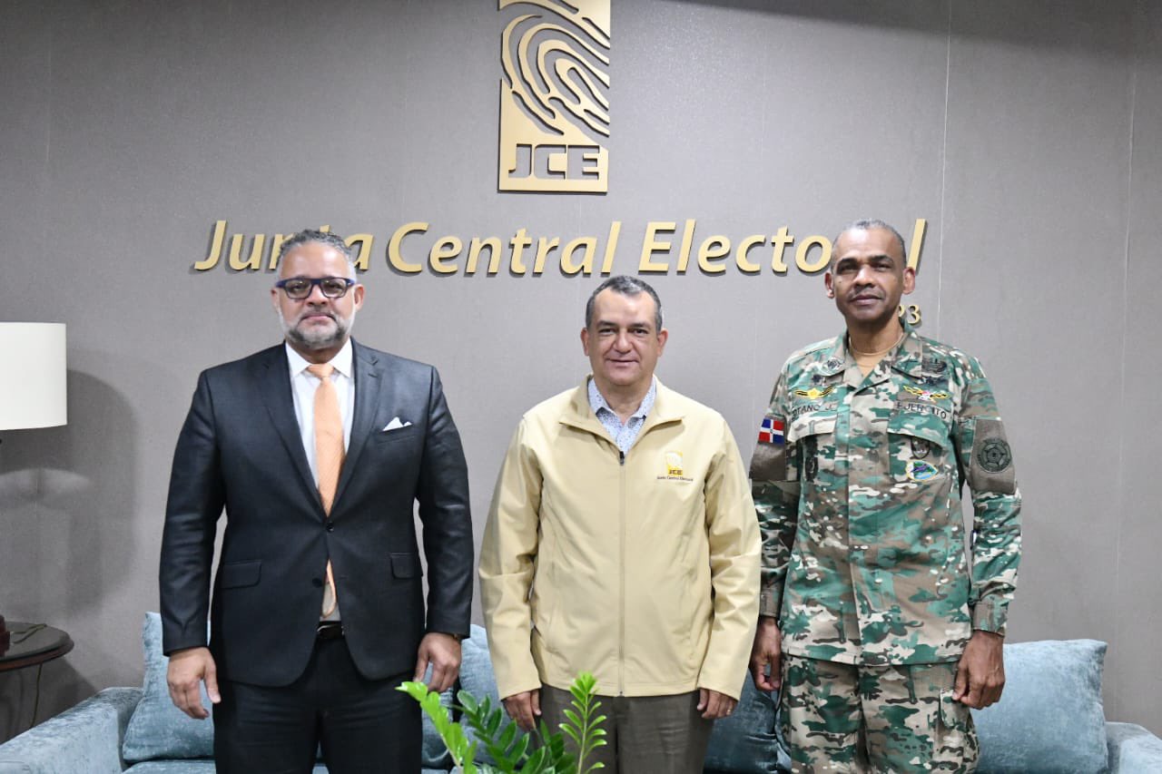 Presidente de la JCE se reúne con procurador electoral para abordar aspectos del proceso electoral