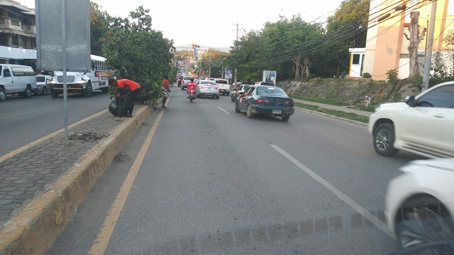 Brigadas de limpieza del cabildo de Santiago trabajaron sin pausa durante Semana Santa