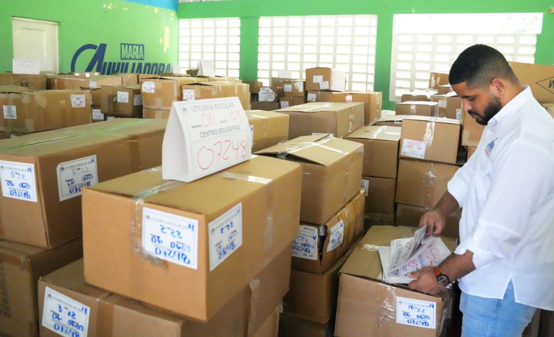 INABIE inicia traslado de uniformes y útiles del próximo año escolar