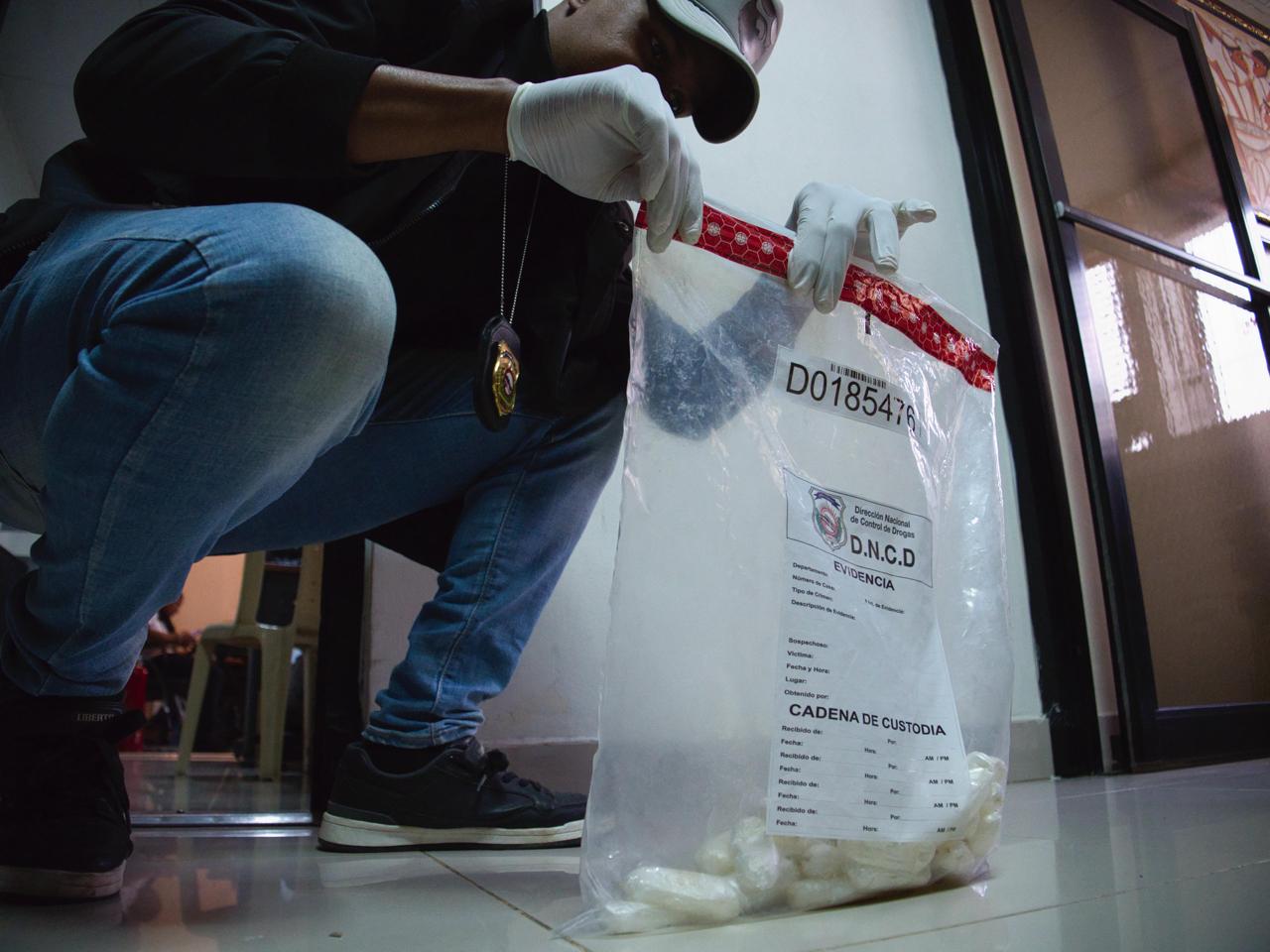 Detienen en el AILA dominicano con estómago lleno de bolsitas de cocaína líquida