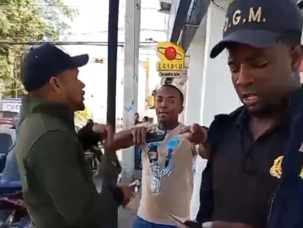 El sargento de la PN fue quien agredió a los miembros de migración