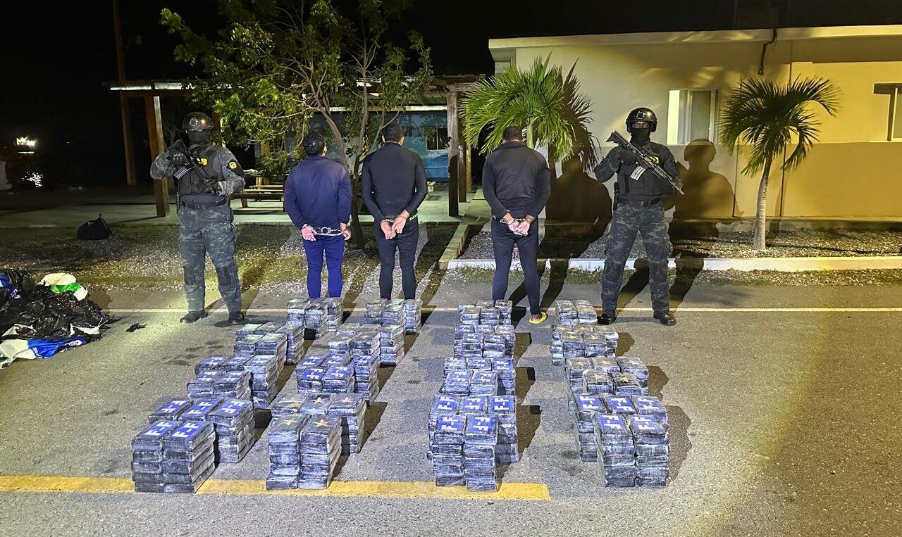 Golpean otra vez; confiscan cargamento de 395 paquetes presumiblemente cocaína y arrestan tres hombres en Peravia