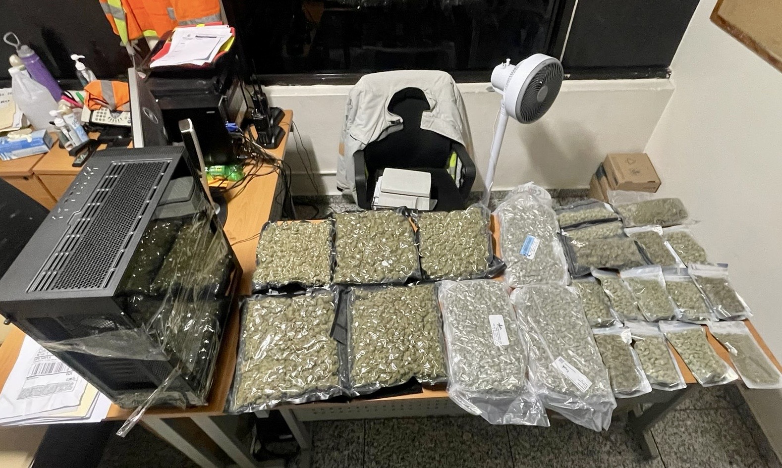 Autoridades decomisan en el AILA 23 paquetes de marihuana en procesador de computadora