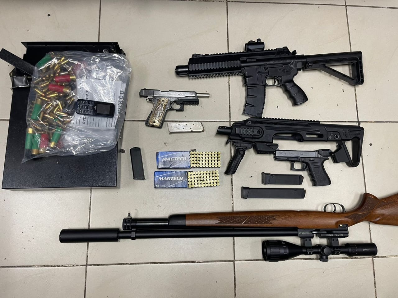 Arrestan dos vinculan a decomiso de siete paquetes en sde; ocupan armas, vehículos y dinero