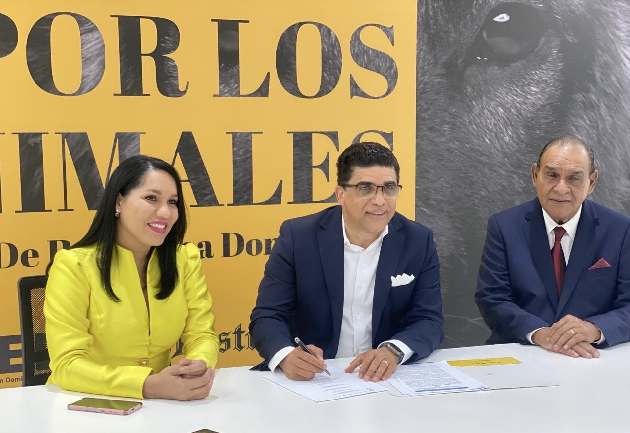 Alcalde Dío Astacio firma acuerdo con la Federación Dominicana por los Derechos de los Animales (FEDDA)