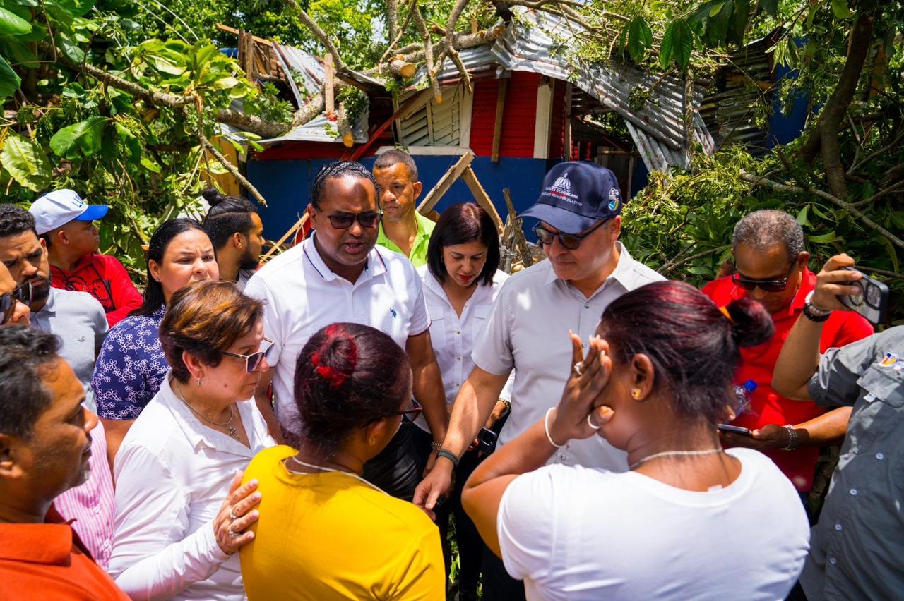Gobierno inicia entrega de ayudas a familias afectadas por las lluvias en Villa Tapia y Salcedo