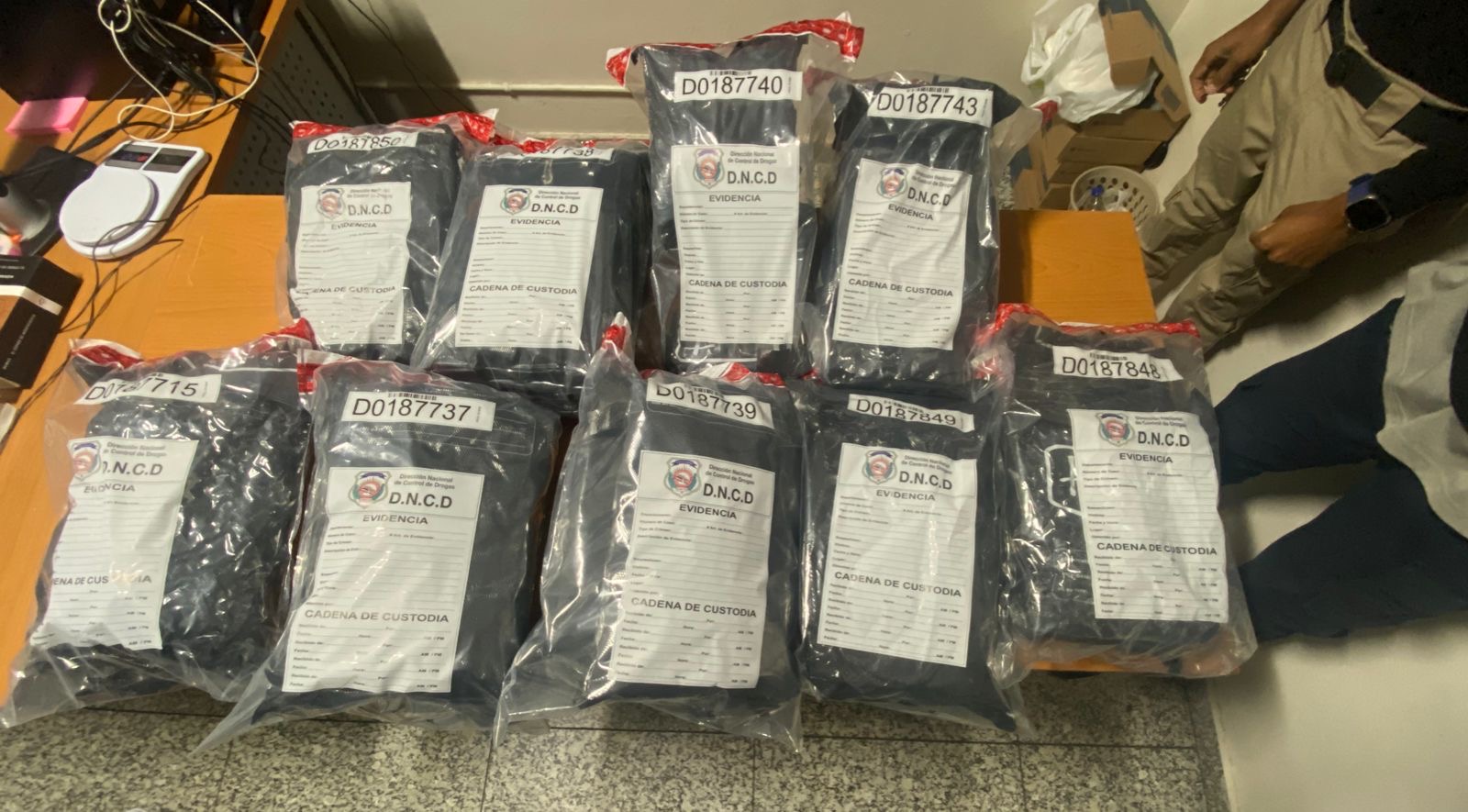 Detienen extranjera llegó al AILA desde EE.UU. con 22 paquetes presumiblemente marihuana