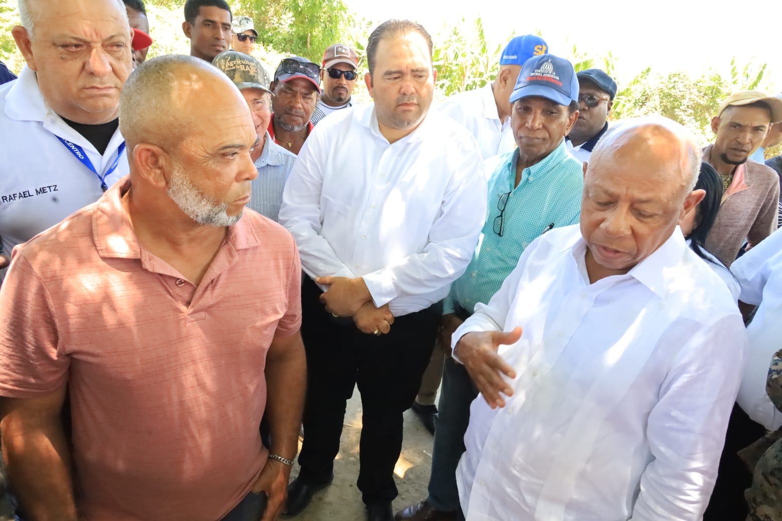 Director IAD garantiza asistencia gubernamental a productores agrícolas afectados por ventarrón y granizada en Santa María, Montecristi