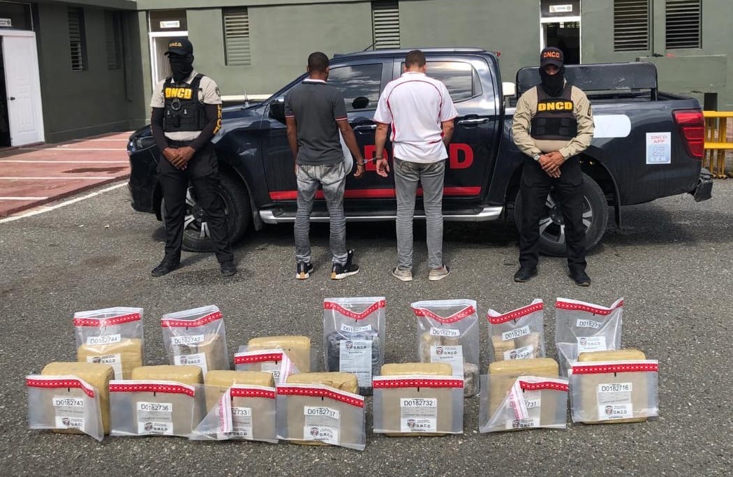 ERD y DNCD apresan dos hombres en Azua con 119 libras presumiblemente de marihuana