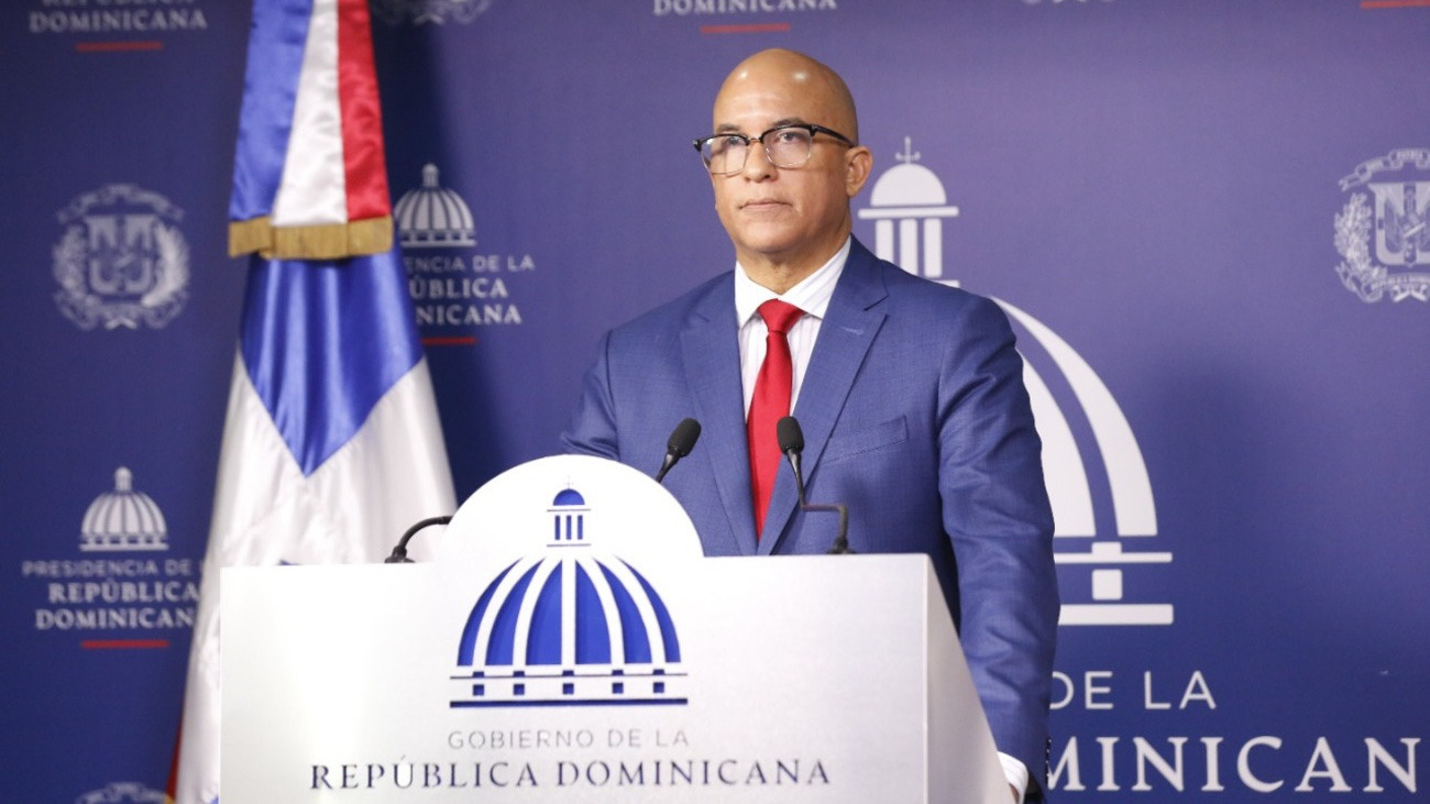 Homero Figueroa aclara que el monto real de la compra e instalación de 150 estaciones eléctricas de carga para autobuses eléctricos es de RD$168 millones