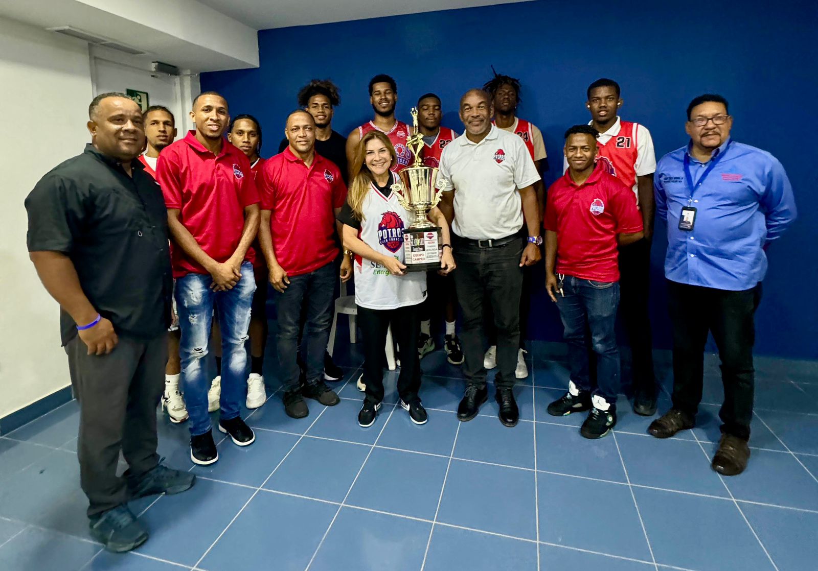 Club de Villa Francisca entrega trofeo de campeonato a Carolina Mejía